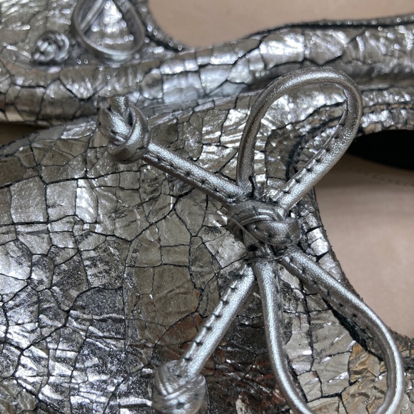 Schutz Women’s Metallic Silver Cracked Ballet Flats with Decorative Bows 9B - Picture 7 of 7